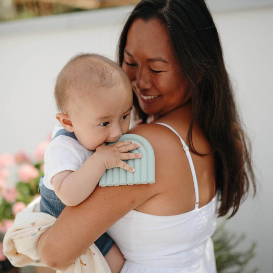 Bitring formad som snygg regnbåge - Från Mushie