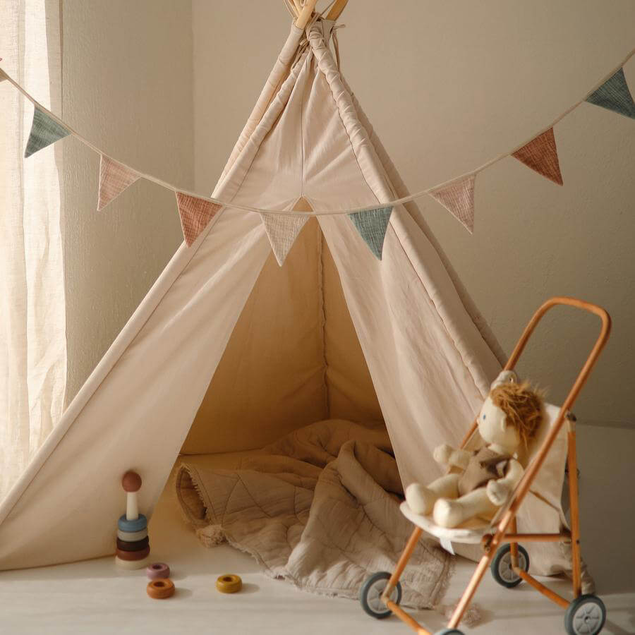 Girlang med vimplar i barnrum